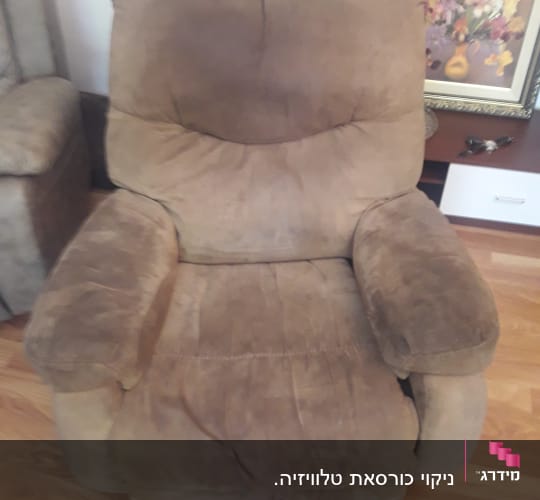 כורסה חומה עם כתמים על הריפוד